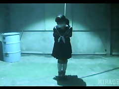 जापानी स्कूली लड़की बंधी और गैग्ड फ्रो वेयरहाउस