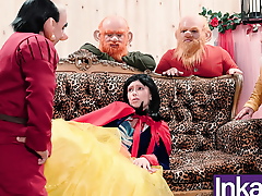 Blanca Nieves se pierde en el bosque y es follada por los 7 enanos.